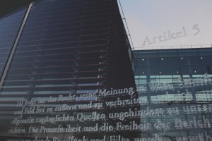 Artikel 5 Grundgesetz zur Meinungsfreiheit-Installation am deutschen Bundestag in Berlin