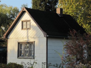 Energiewende Wohnen - Hausbau energetische Sanierung Mieten Eigenheimzulage - Altes Häuschen mittig - Foto Matteo