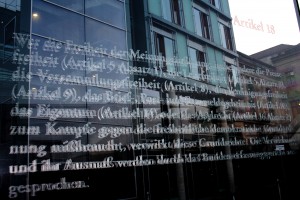 Artikel 18 Grundgesetz zur Pressefreiheit - Installation am deutschen Bundestag in Berlin