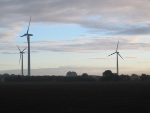Energiewende - Windräder Acker bei Breitenfelde - Foto Matteo