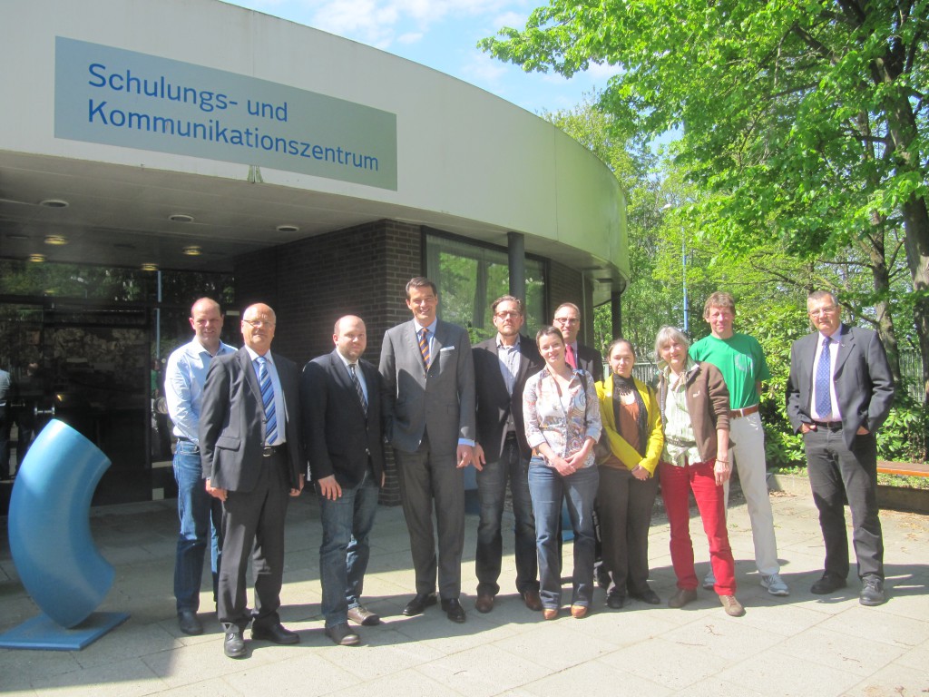 Gruppenbild Gespräch Vattenfall Besucherzentrum Krümmel 29-04-14_c von-notz.de