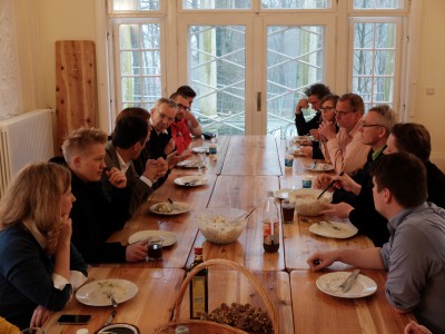 Unterkunft Wentorf 15-04.16 Gespräch mit Helfern von Rotem Kreuz und Rundem Tisch bei syrischem Buffett Eka Kalben MdL Konstantin von Notz MdB Cem Özdemir MdB